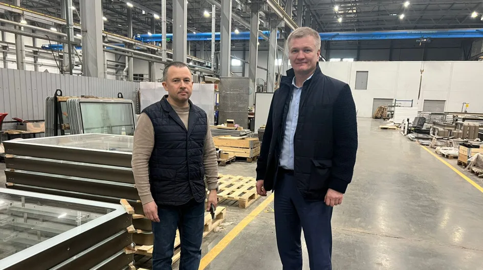 Дмитрий Дениско ознакомился с производством остановочных павильонов в Люберцах