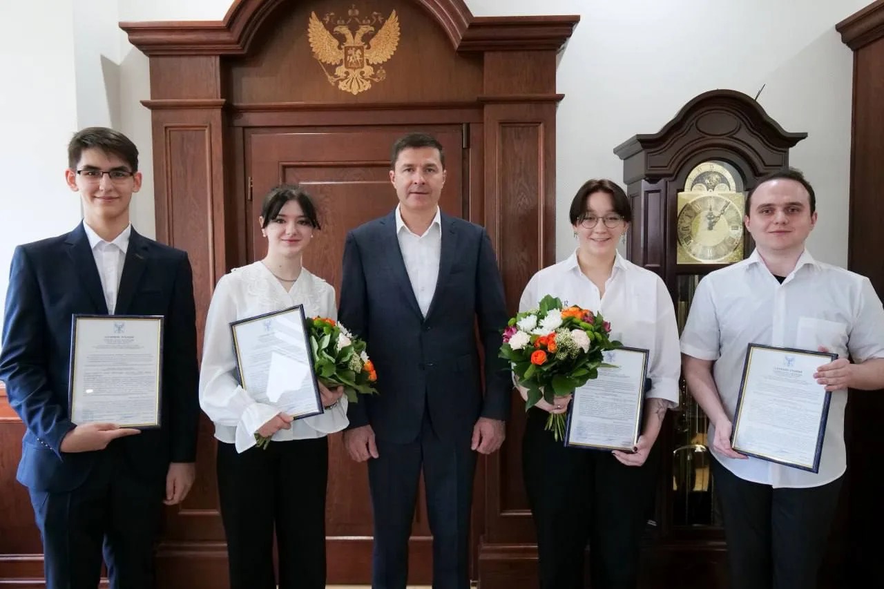 Владимир Волков вручил жилищные сертификаты четырем детям-сиротам из Люберец