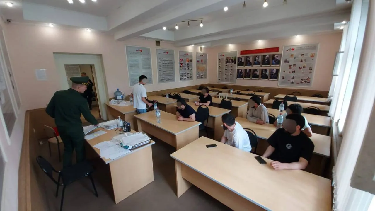 Восемь иностранных граждан, ставших гражданами РФ, поставили на воинский учёт по итогам рейда в Люберцах