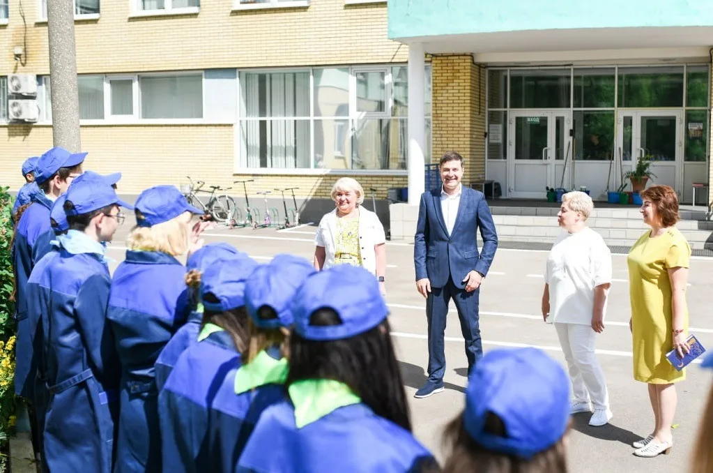 Владимир Волков ознакомился с работой трудовых бригад в лицее Люберец