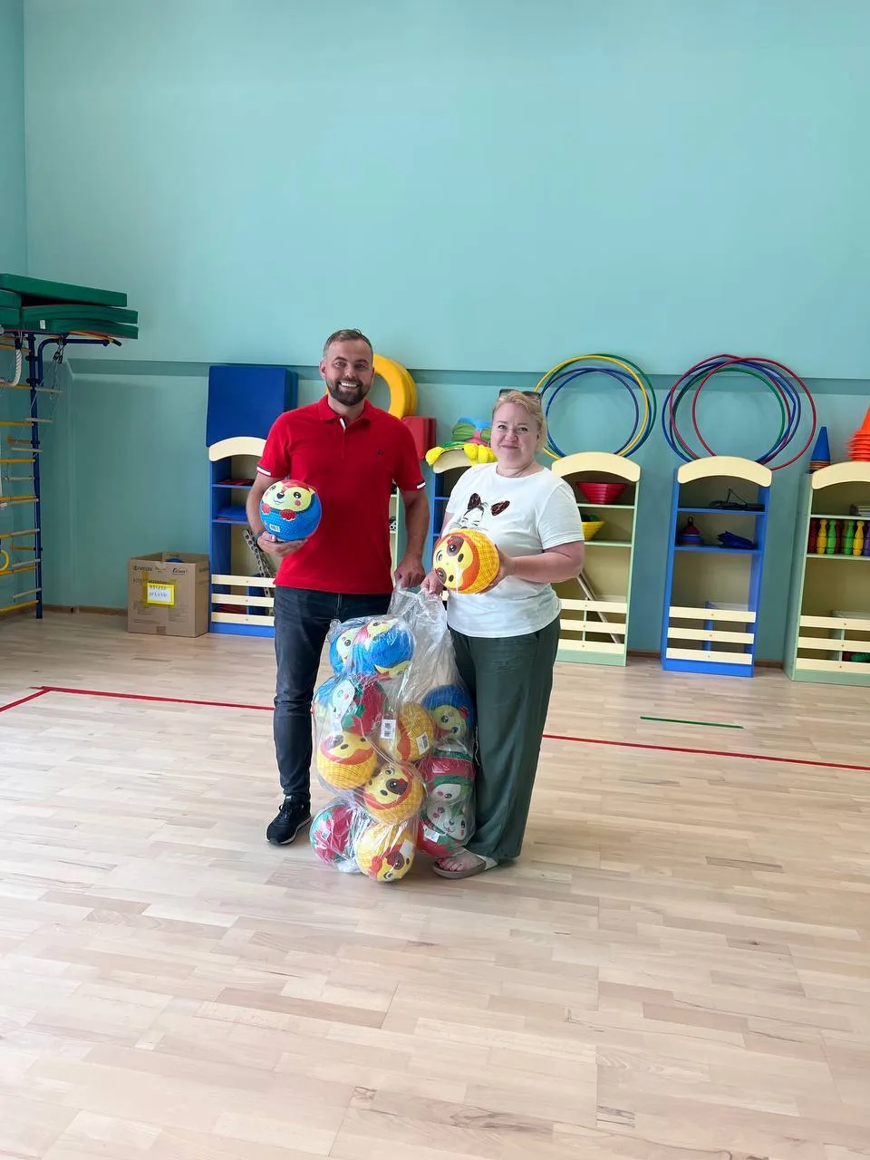 Представители РФСО «Спартак» в Люберцах подарили мячи воспитанникам детского сада «Радуга»