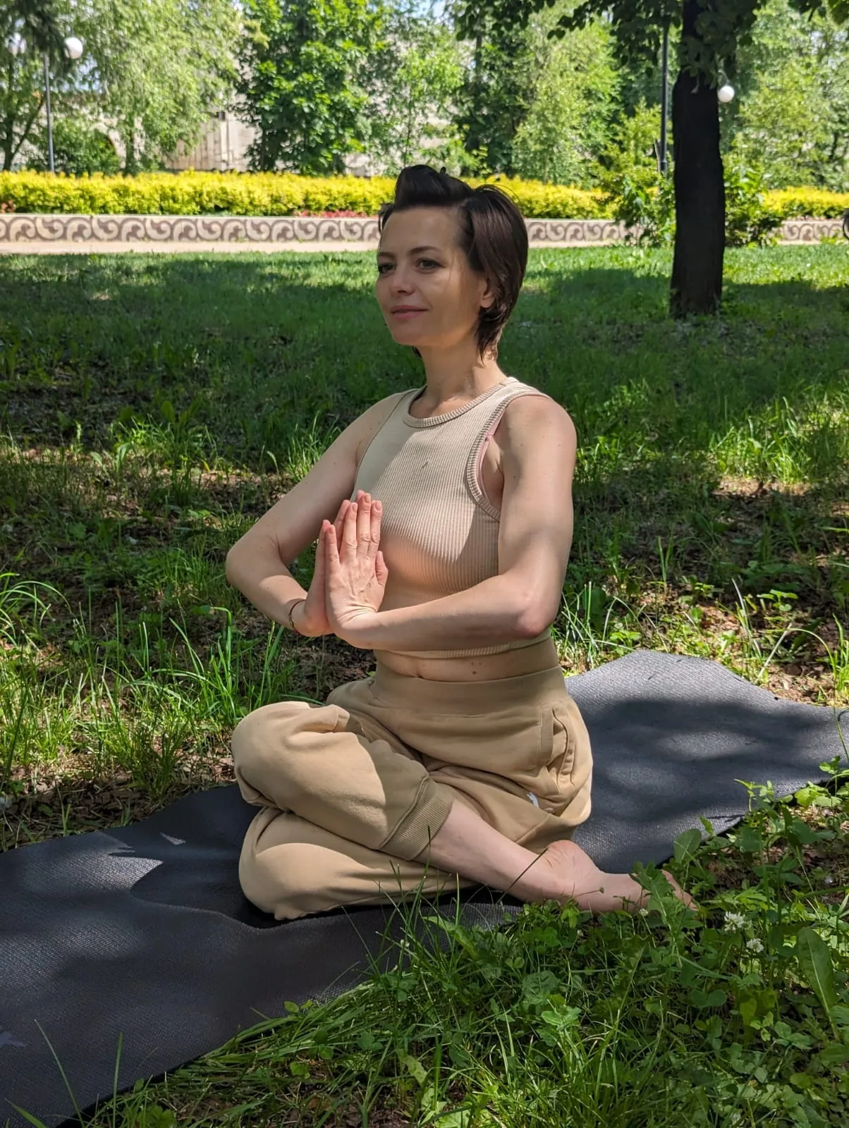 Занятия по йоге проходят для жителей в Центральном парке Люберец