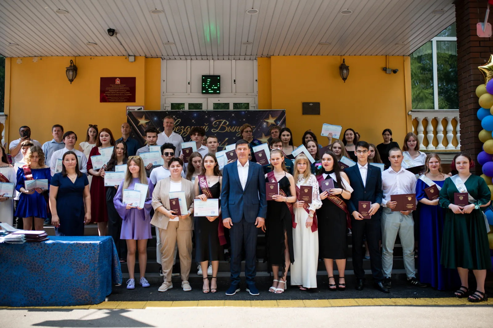 Владимир Волков поздравил выпускников Люберецкого техникума Гагарина и вручил им дипломы