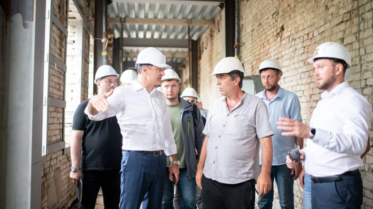 Владимир Волков проверил ход капремонта гимназии в поселке Люберец