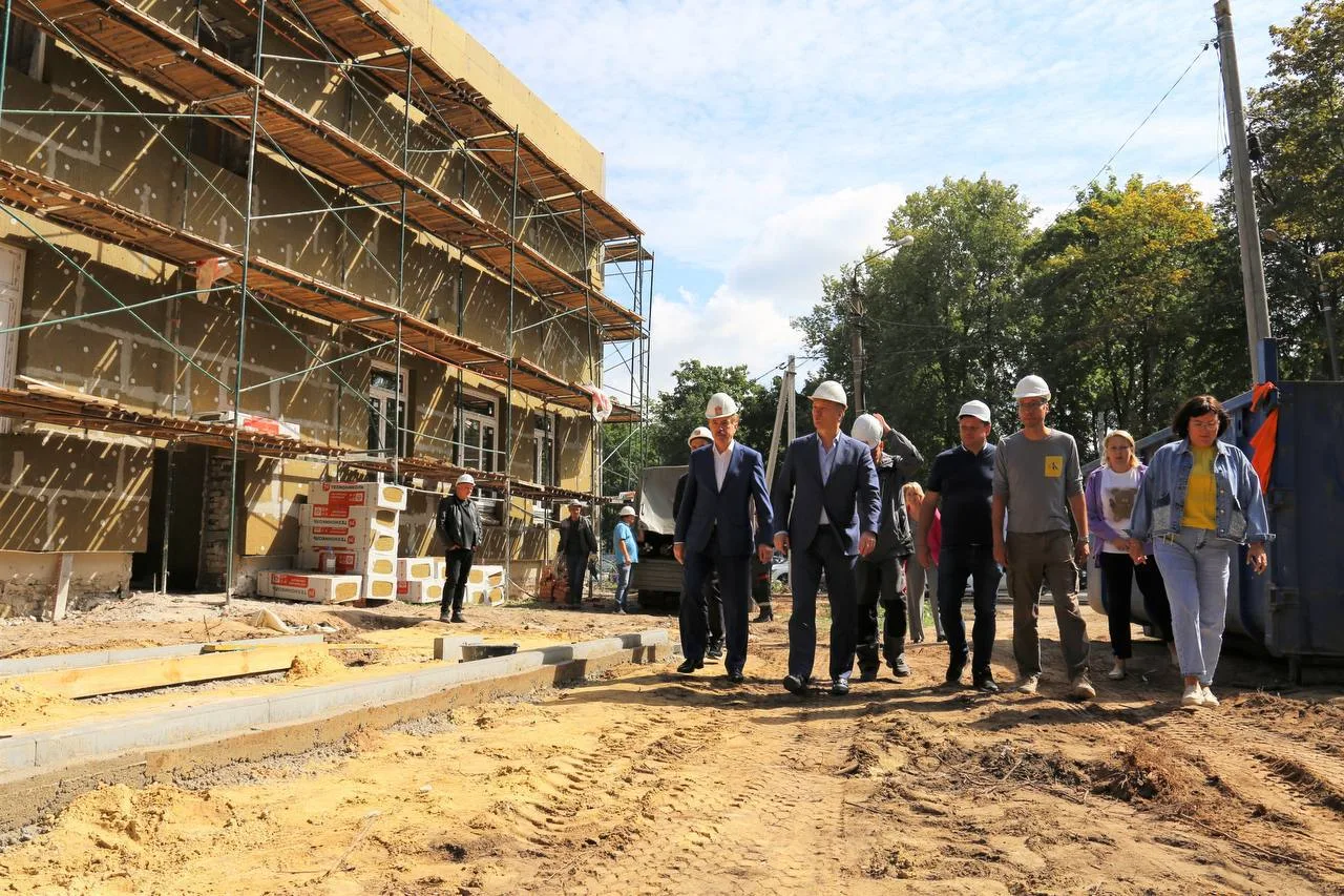 Владимир Ружицкий проверил ход капитального ремонта гимназии №18 Люберец