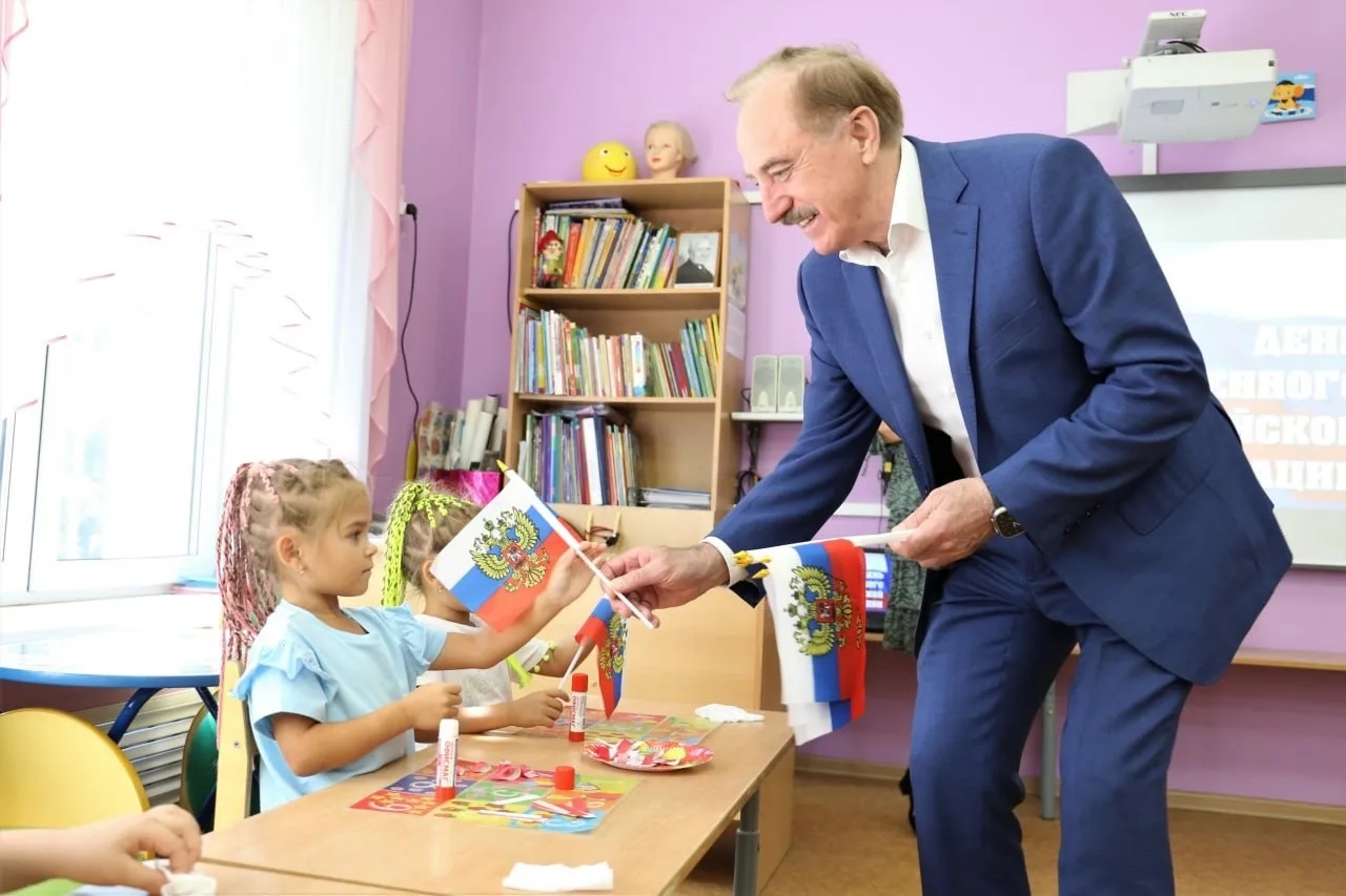 Владимир Ружицкий поздравил воспитанников детского сада с Днём государственного флага