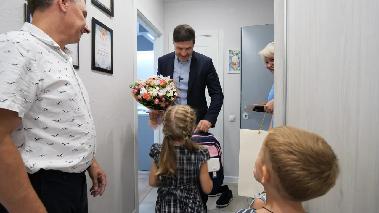 Владимир Волков от имени губернатора Подмосковья вручил «Подарок первокласснику» семилетней Полине