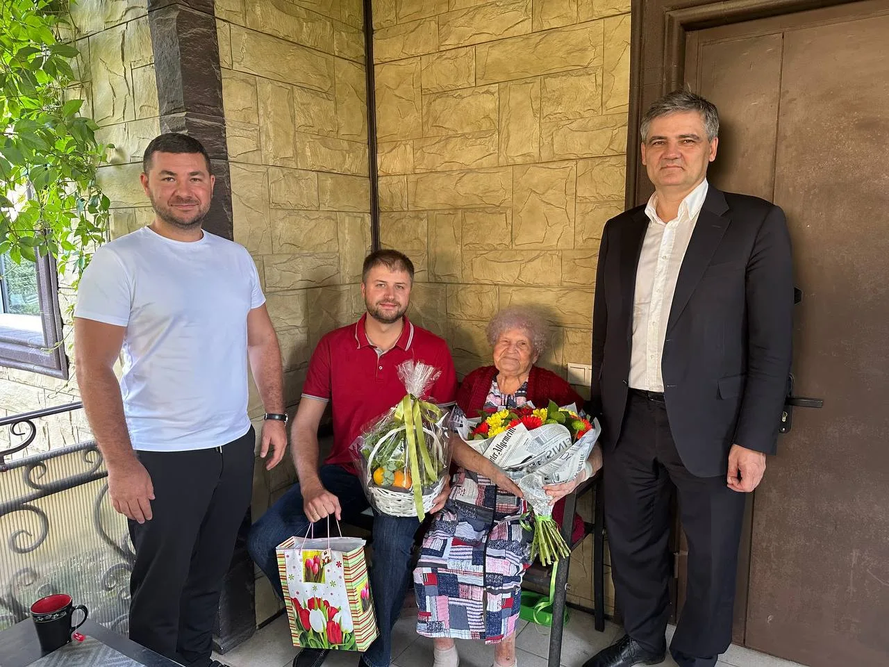 Партийцы поздравили люберчанку с вековым юбилеем