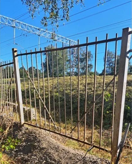 Почти 30 проломов ограждений вдоль железнодорожных путей ликвидировали в Люберцах за неделю