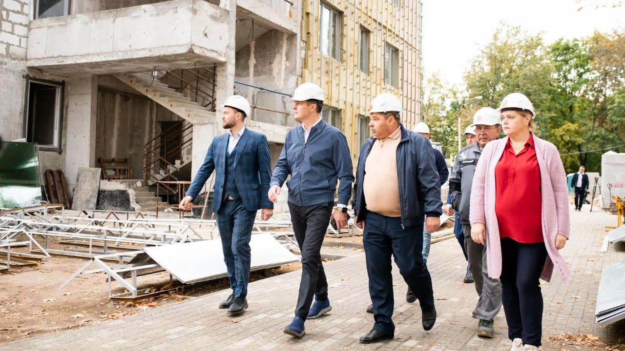 Владимир Волков проверил ход строительства детского сада на 200 мест в Люберцах