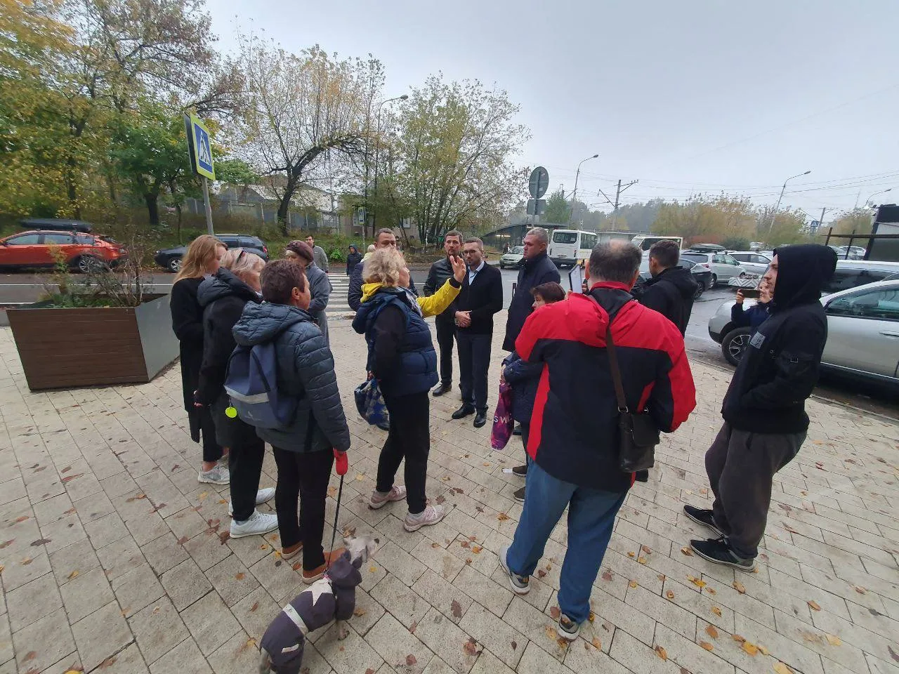 Партийцы обсудили с жителями поселка Люберец вопросы дорожного строительства