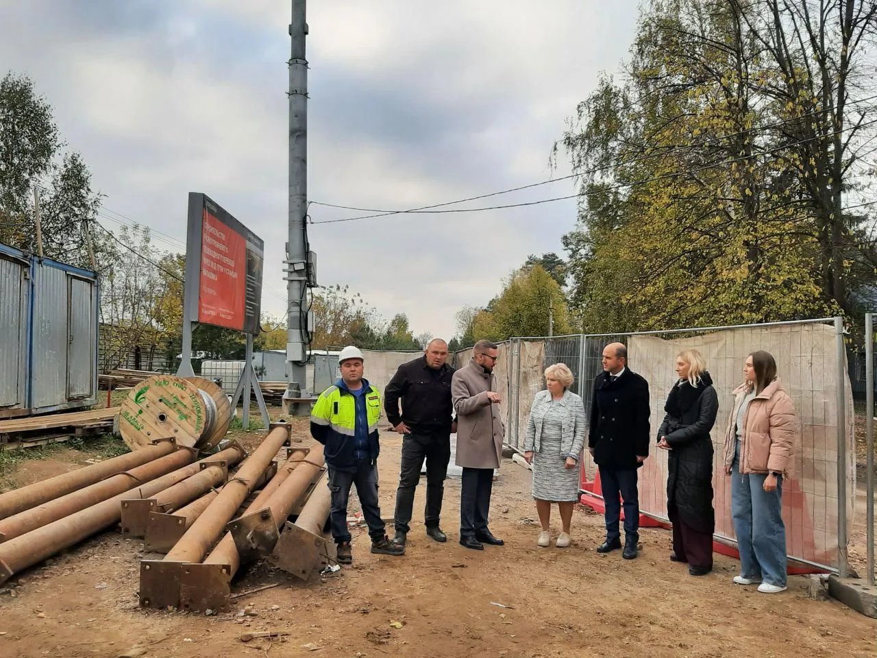 Партийцы проверили возведение надземного пешеходного перехода в поселке Люберец