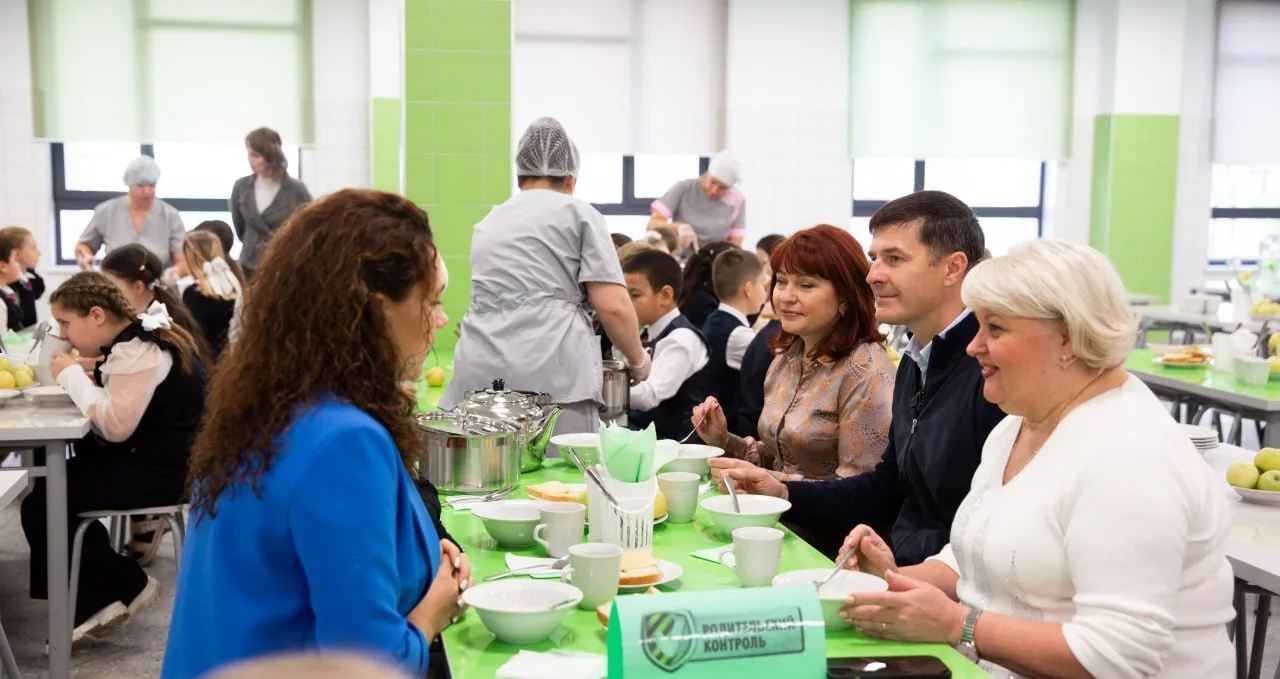 Владимир Волков проверил организацию учебы и питания в новой школе поселка Люберец