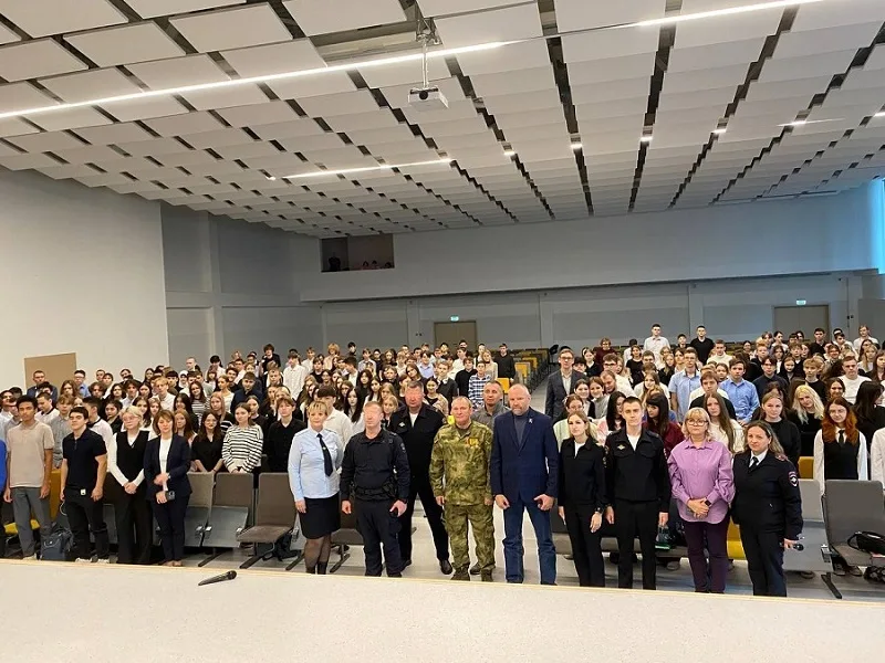 Полицейские в Люберцах провели урок мужества для школьников