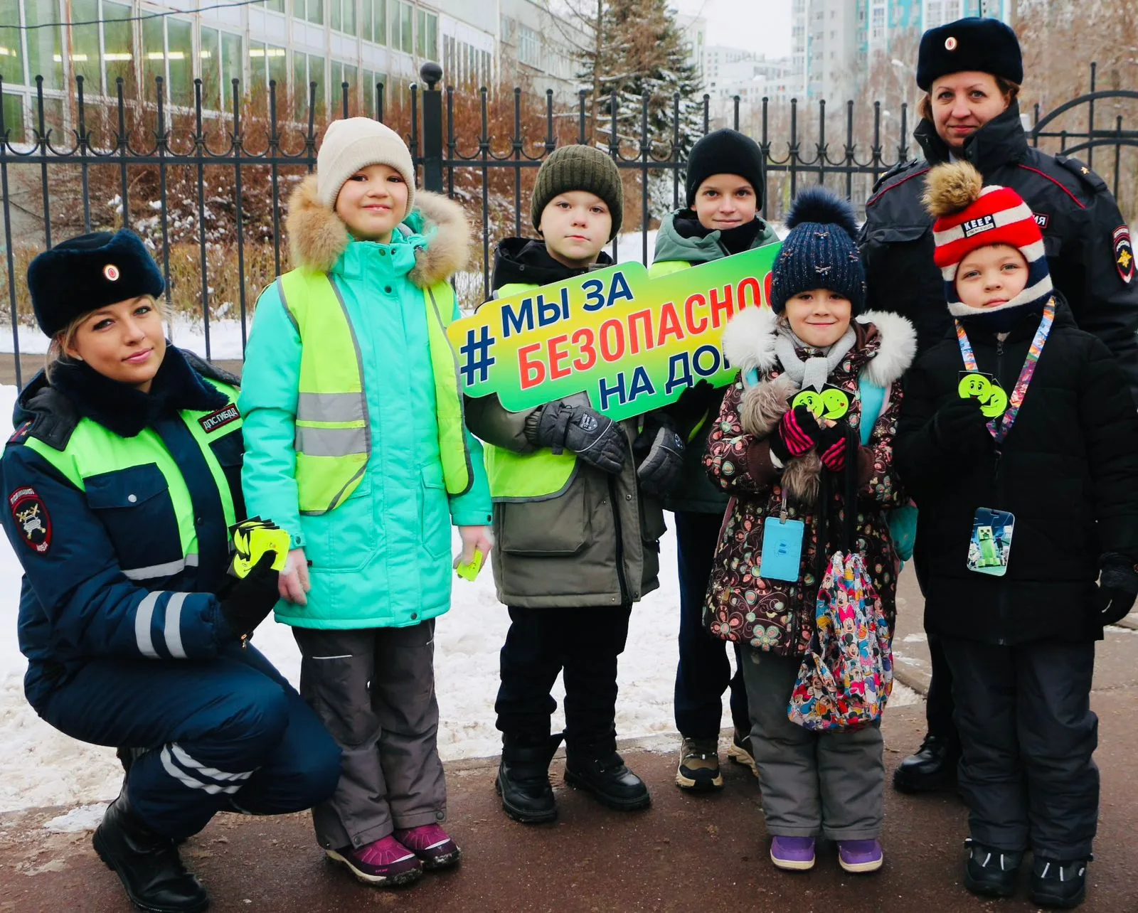 Сотрудники ГАИ Люберец во время акции напомнили жителям правила безопасности на дорогах