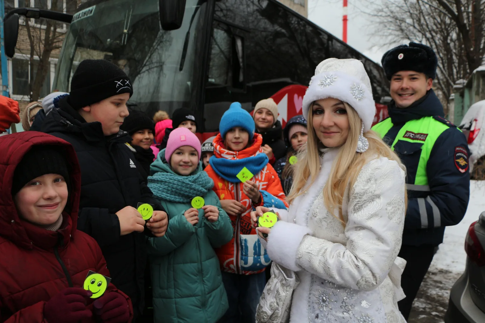 Госавтоинспекторы Люберец приняли участие в акции «Новогодний автобус»