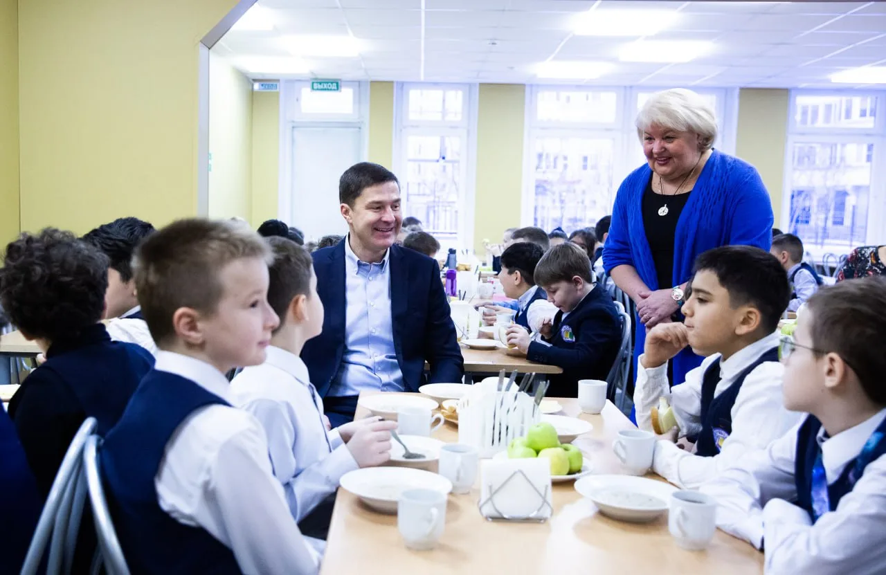 Владимир Волков оценил качество питания в гимназии №16 Люберец