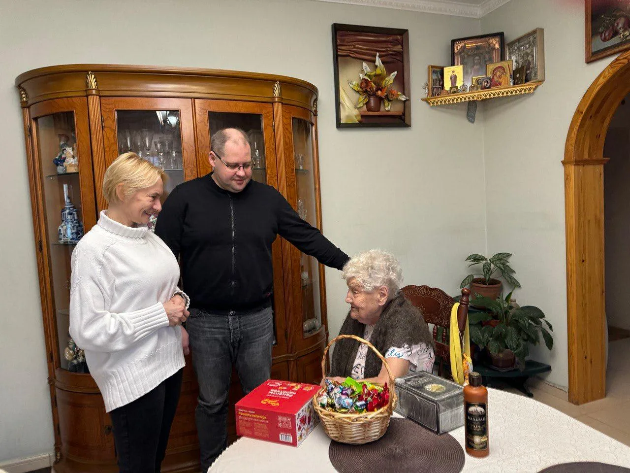 Член Общественной палаты совместно с депутатом Совета депутатов Люберец поздравили Екатерину Васильевну Башмакову со знаменательной датой