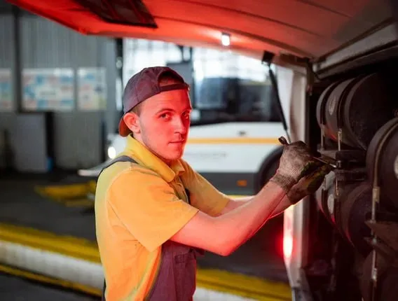 Почти 390 водителей и слесарей люберецкого филиала «Мострансавто» получили единовременную выплату