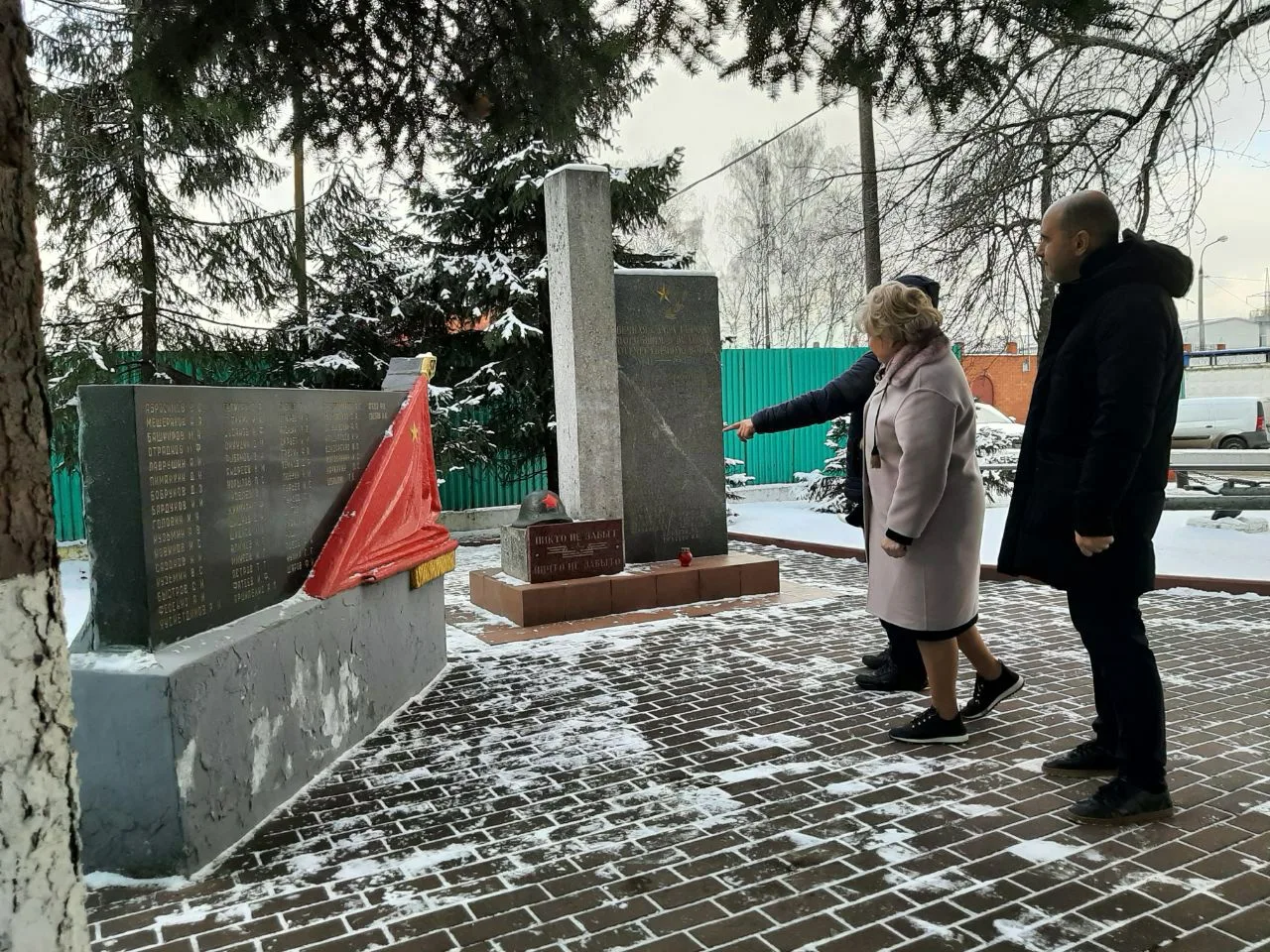 Лидия Антонова проверила качество содержания территории у мемориала героям ВОВ в Томилине