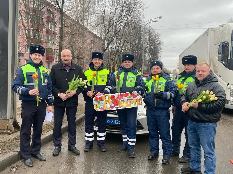 Госавтоинспекторы Люберец провели акцию «Цветы для автоледи»