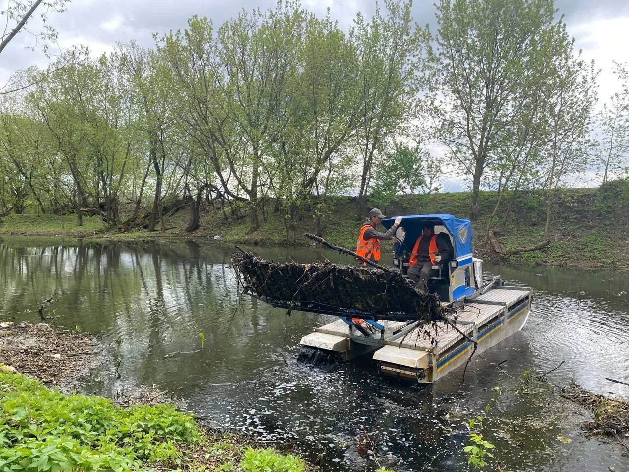 Санитарная расчистка пруда началась в деревне Люберец