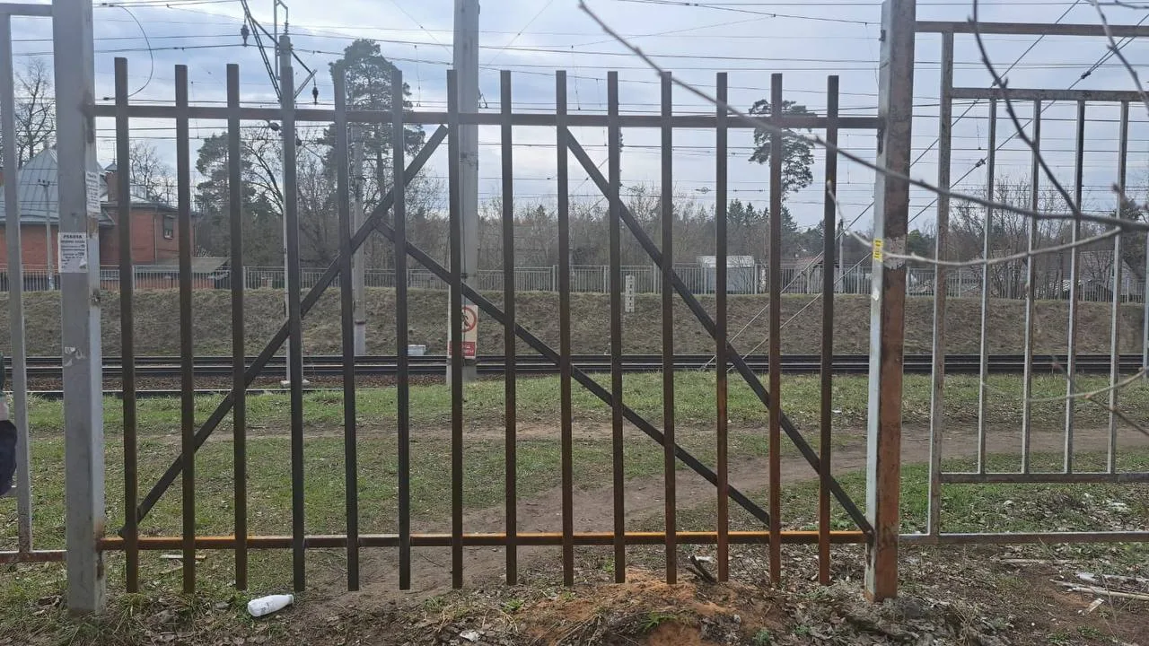 Более 60 опасных троп через железнодорожные пути ликвидировали в Люберцах с начала года