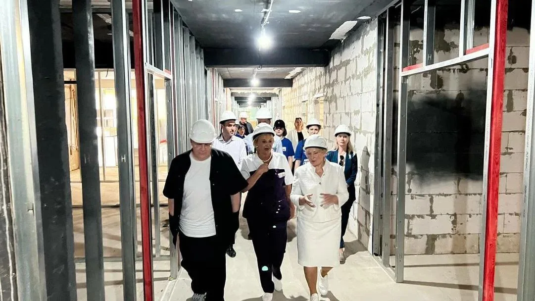 Старые перегородки и кровлю демонтируют в ходе капитального ремонта детской больницы в Люберцах