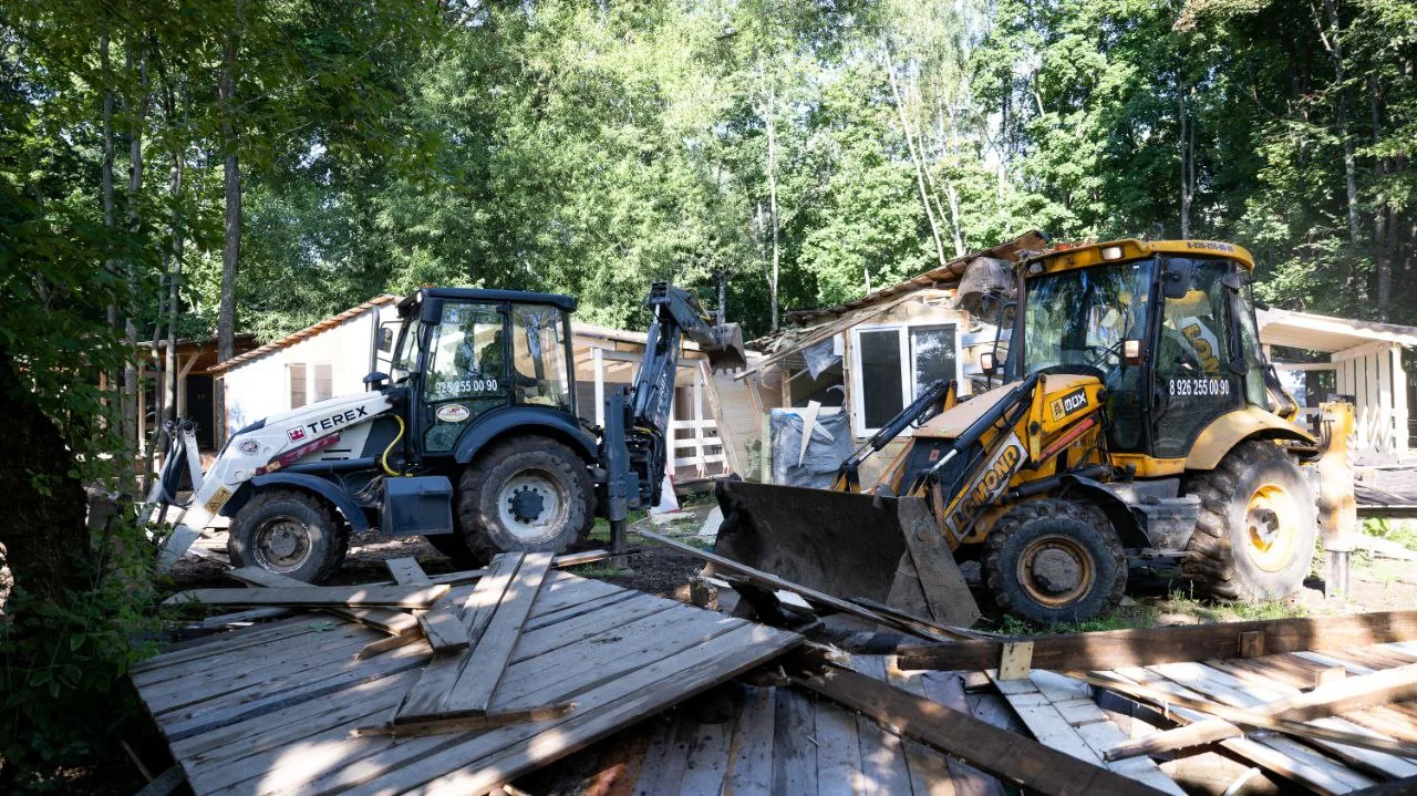 Демонтаж 16 гриль-домиков начался в парке Люберец