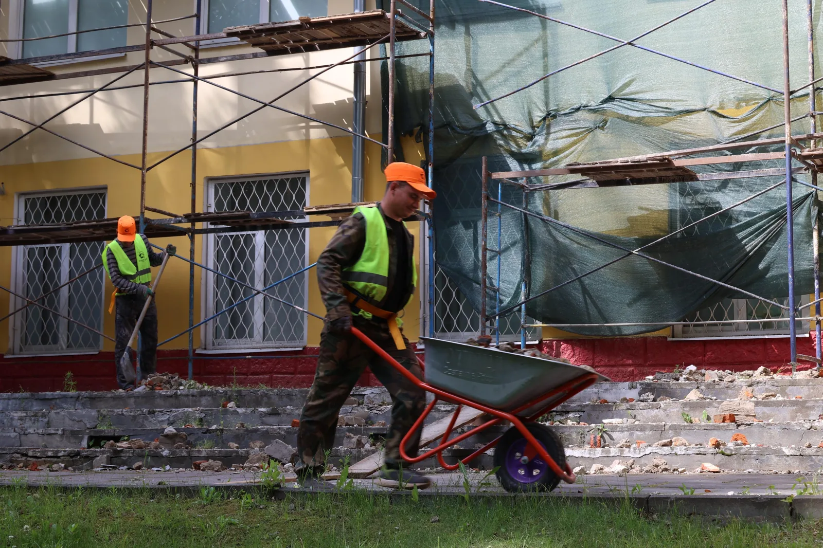 Завершается ремонт кровли Культурно-эстетического центра в Дзержинском Люберец