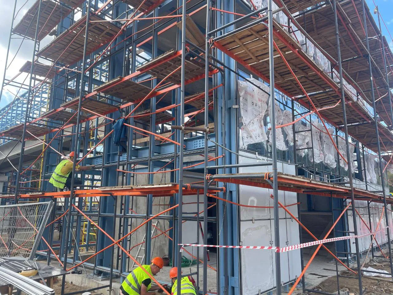 Остекление башен-сходов надземного перехода началось в поселке Люберец