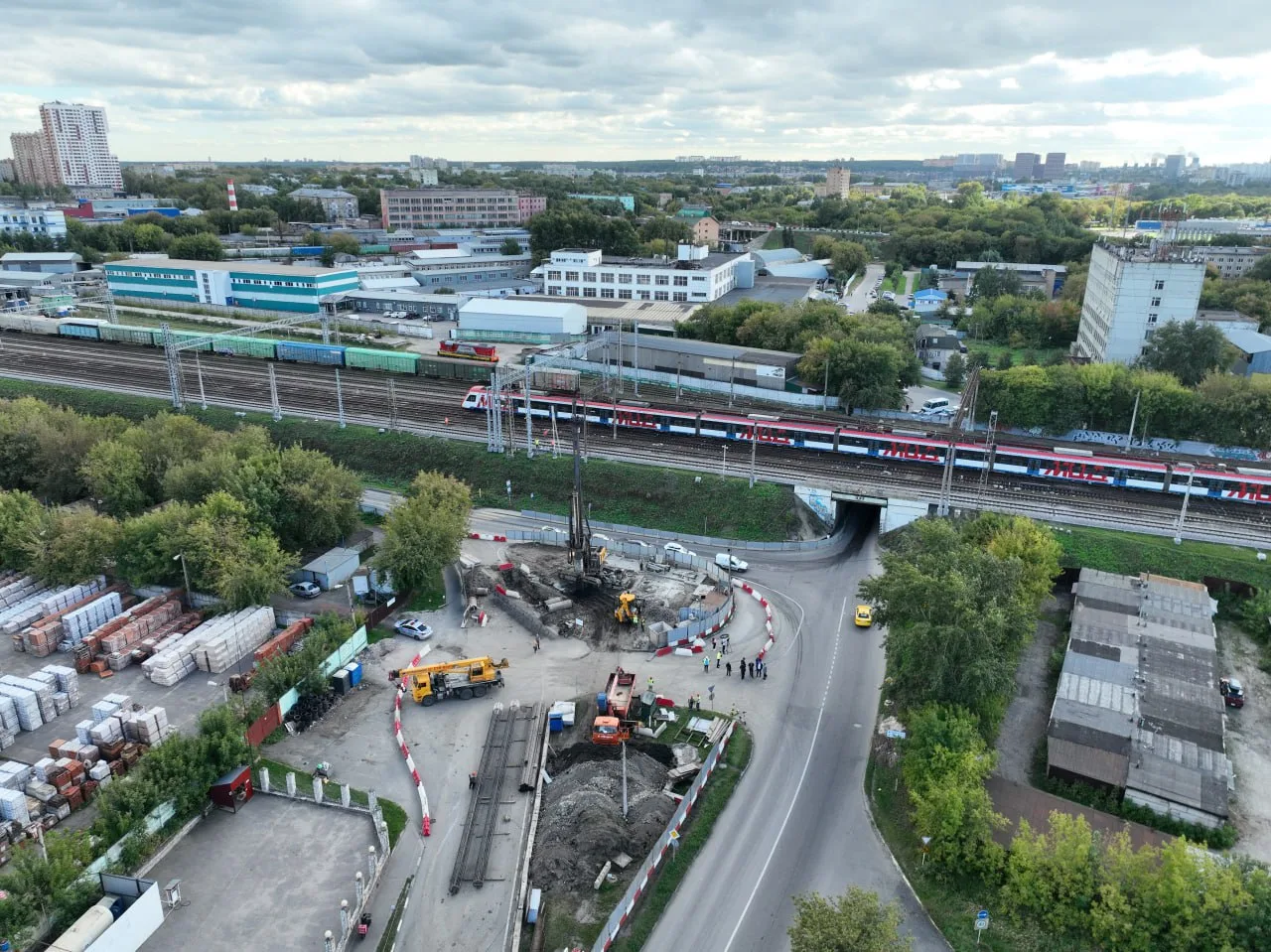 Устройство девяти свай фундамента будущего путепровода над железнодорожными путями в Люберцах произвели строители