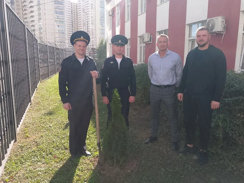 Полицейские и общественники Люберец присоединились к проекту «Лес Победы»