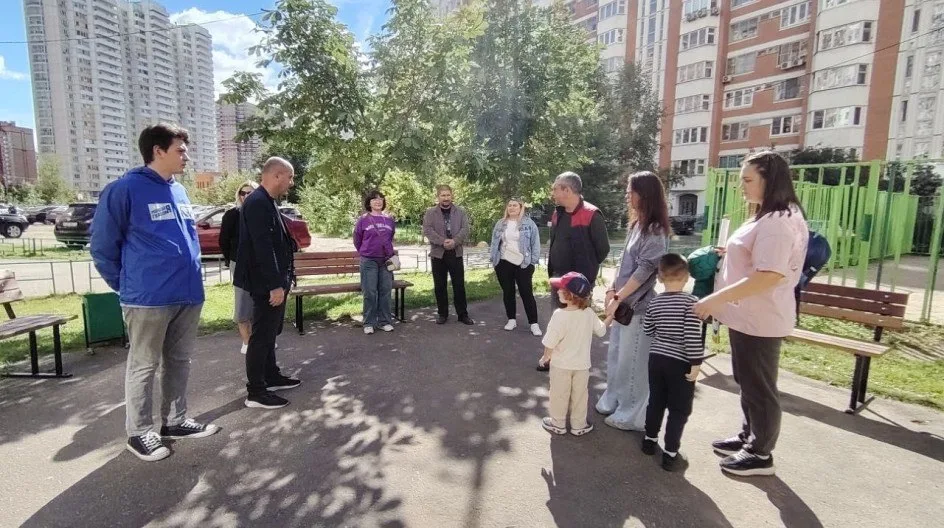 Люберецкие партийцы помогли установить лавочки на придомовой территории