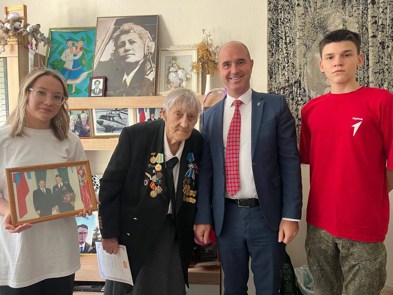 Школьники Люберец поздравили легенду мировой авиации с Днём пожилого человека