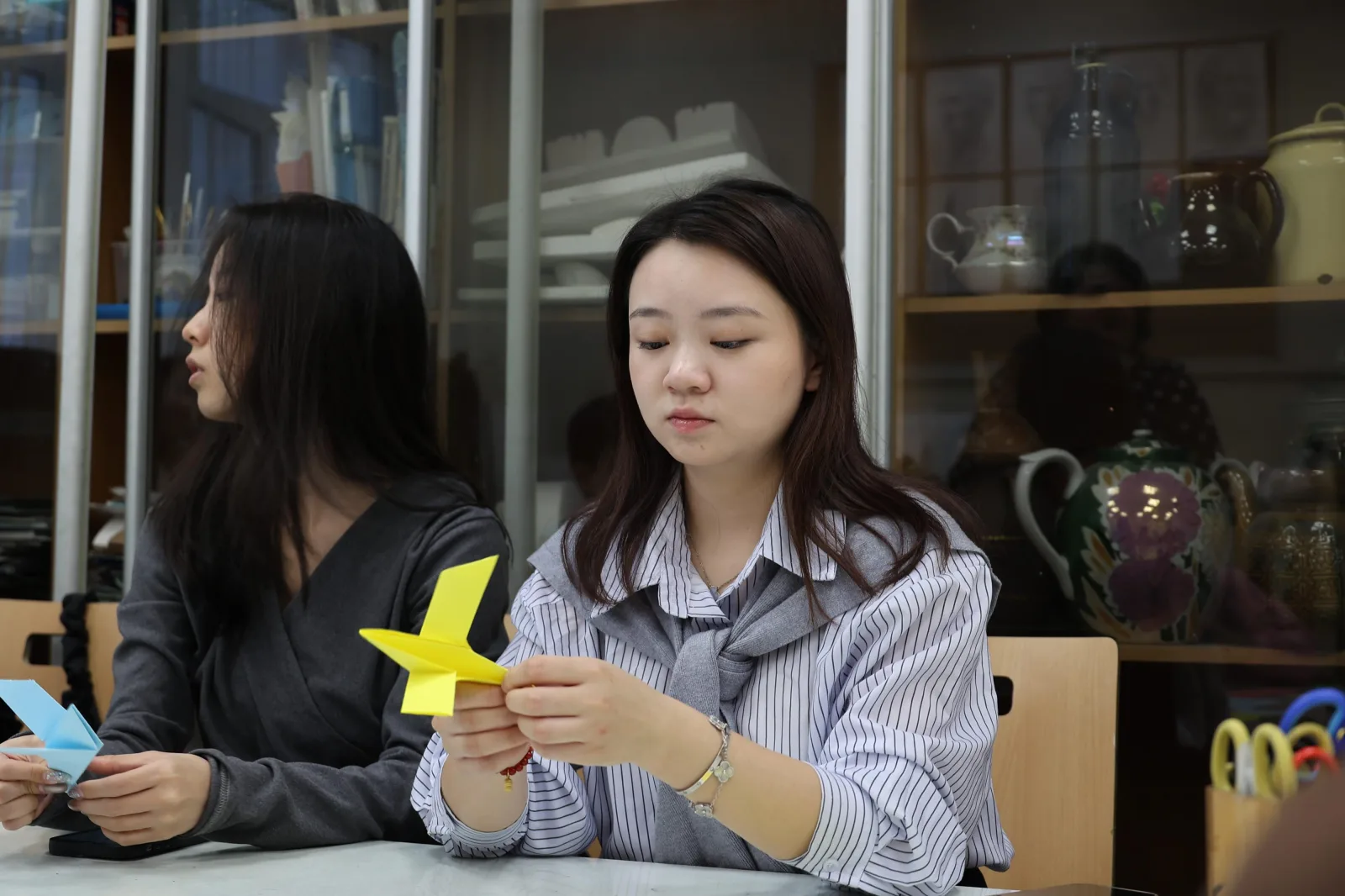 Китайские студенты посетили мастер-класс по оригами в детской школе искусств Дзержинского Люберец