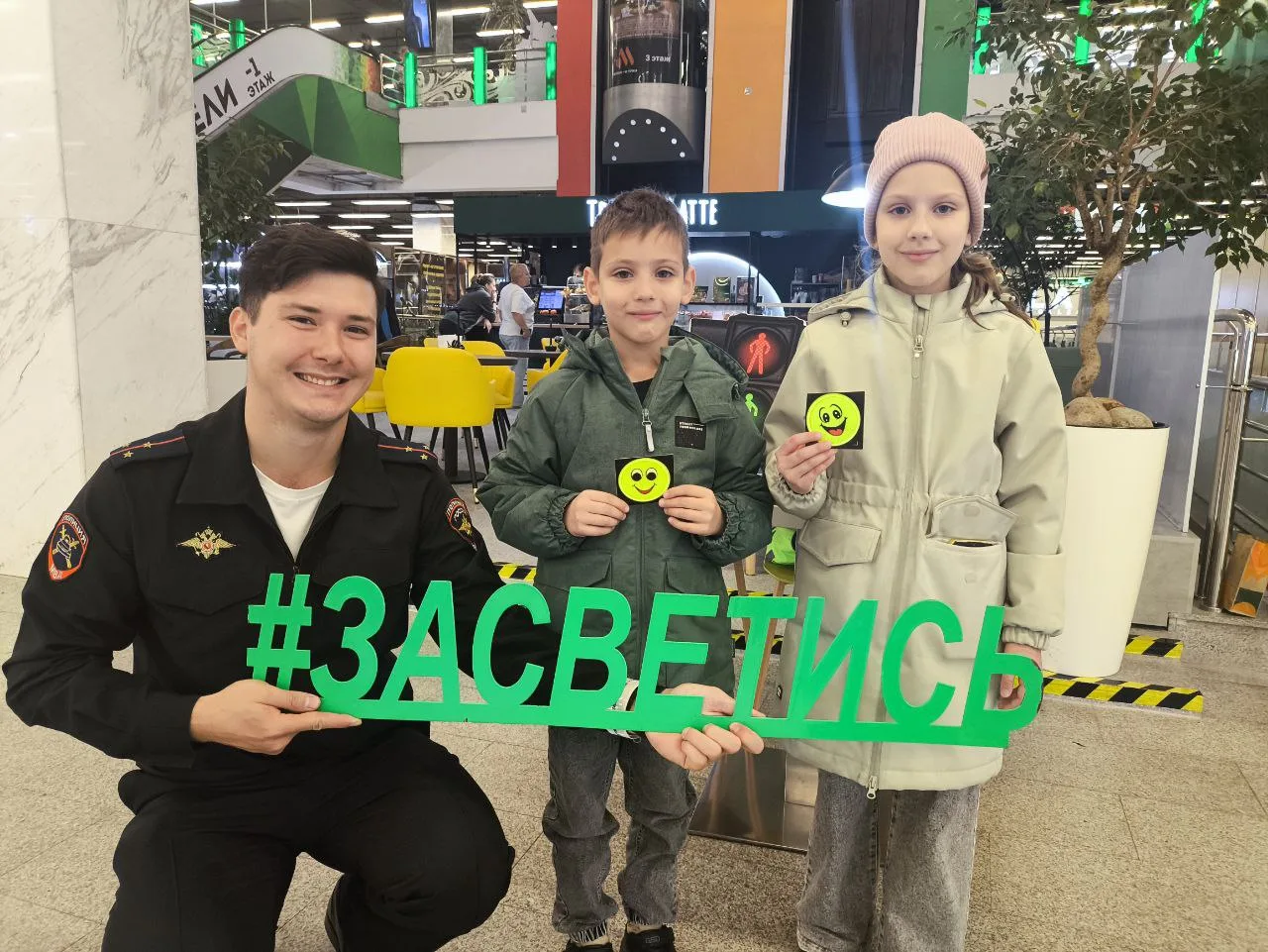 Инспекторы ГАИ напомнили посетителям ТРЦ Люберец о важности световозвращающих элементов