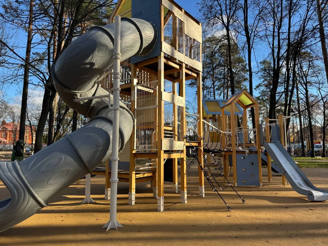 Монтаж кровли арт-объекта «Летний театр»  начался в парке Малаховки