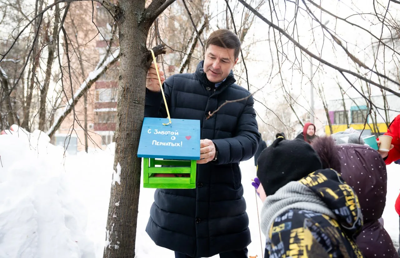 Порядка 150 кормушек для птиц изготовили и развесили в Люберцах в рамках экологической акции