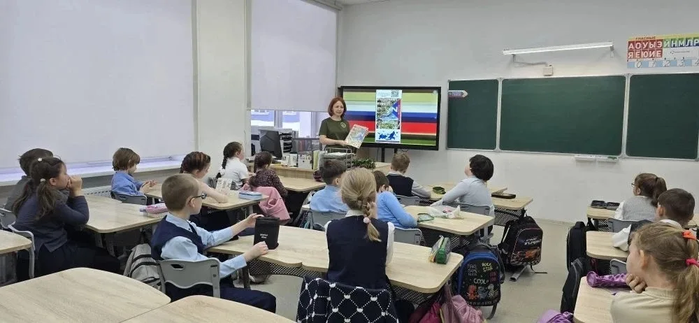 Письма солдатам написали школьники Люберец на Уроке мужества