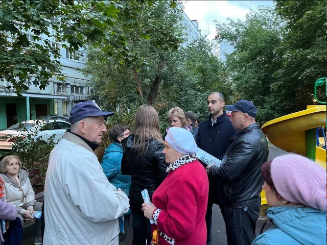 Партийцы во время встречи с жителями МКД Люберец обсудили вопросы благоустройства