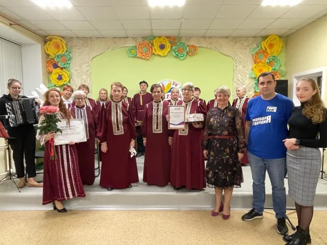 Партийцы Люберец поздравили коллектив вокального ансамбля «Беспокойные сердца» с юбилеем