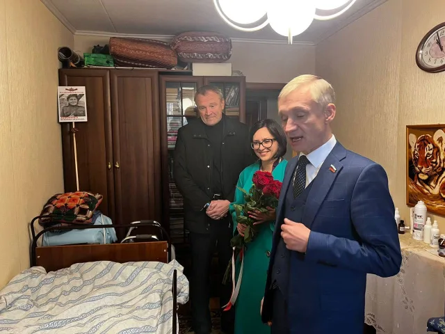 Партийцы поздравили бывшего директора школы с наступающим Днем учителя