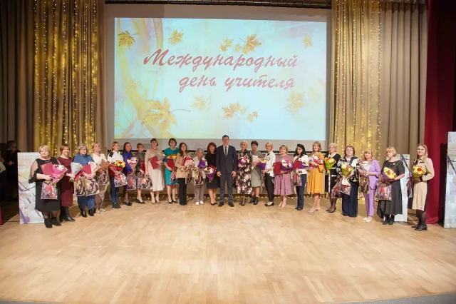 В Люберцах поздравили учителей с праздником и вручили сертификаты на жилье