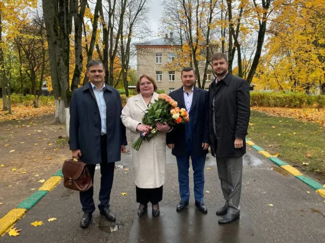 Партийцы поздравили директоров школ поселков Люберец с Днем учителя