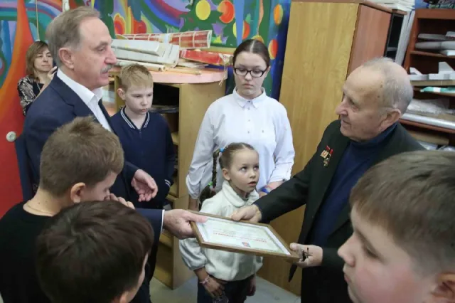 Ружицкий вручил подарочный сертификат руководителю кружка авиамоделирования в Люберцах