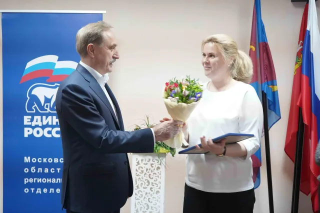 Владимир Ружицкий вручил почетные грамоты активным педагогам Люберец