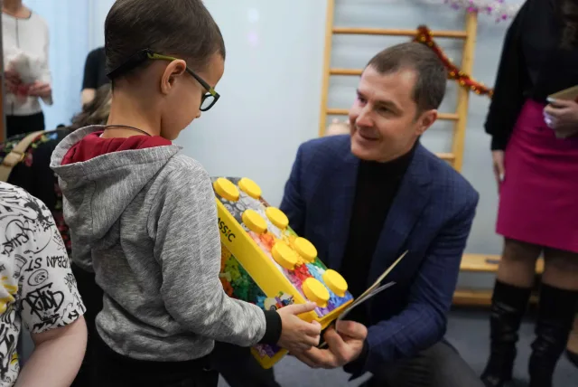 Владимир Волков вручил жителям Люберец новогодние подарки в рамках акции «Елка желаний»