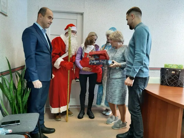 Партийцы Люберец поздравили с новогодними праздниками более 170 детей мобилизованных