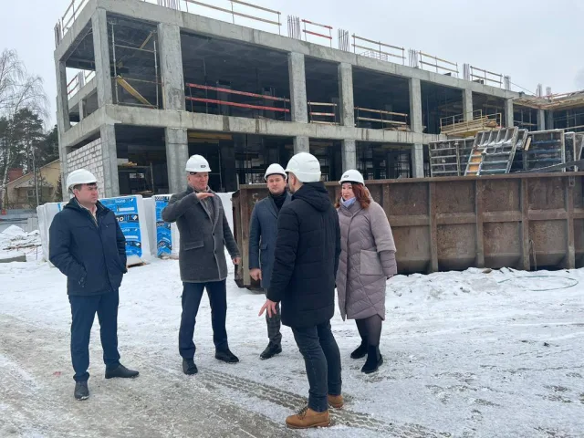 Депутат Мособлдумы проверил строительство школы на 1100 мест в поселке Люберец